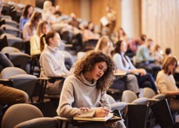 Encuesta: las dos caras de la opinión de la gente sobre la pelea de Milei con las universidades