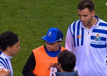 Ganó el MVP del partido y se lo dio al alcanzapelotas, clave en el gol del triunfo