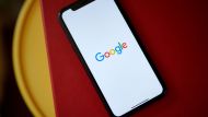 Google te escucha siempre: cómo podés desactivar el micrófono de tu celular