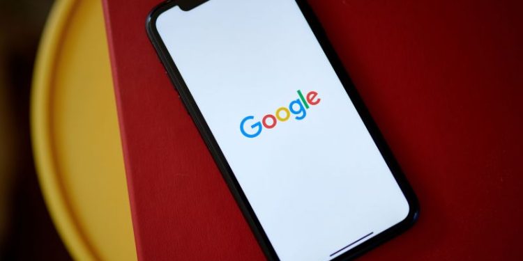 Google te escucha siempre: cómo podés desactivar el micrófono de tu celular