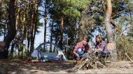 El camping de la Costa Atlántica que queda en el medio del bosque y a metros del mar, ideal para descansar en vacaciones