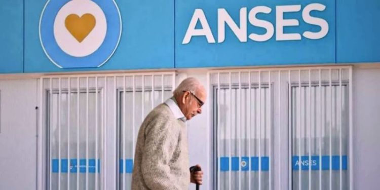 Jubilados y pensionados ANSES | Bono, aguinaldo y aumento: fechas y montos estimados de diciembre 2024
