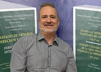 La Corte rechazó la petición de un matrimonio gay de ser los únicos progenitores del hijo nacido por subrogación de vientre