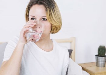 La investigación científica que reveló que el agua mineral no es más saludable que el agua de la canilla