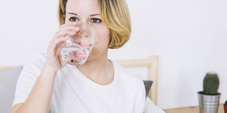 La investigación científica que reveló que el agua mineral no es más saludable que el agua de la canilla