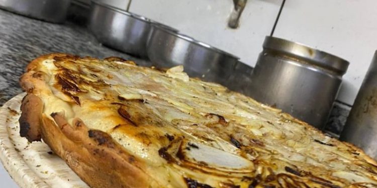 La pizzería de Zona Norte que tiene la mejor fugazzeta rellena de la zona: queda muy cerca de CABA y abrió hace 68 años