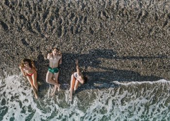 La playa patagónica que es la más austral de Sudamérica: tiene aguas turquesas, son muy amplias y perfectas para descansar