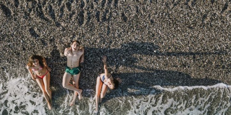 La playa patagónica que es la más austral de Sudamérica: tiene aguas turquesas, son muy amplias y perfectas para descansar
