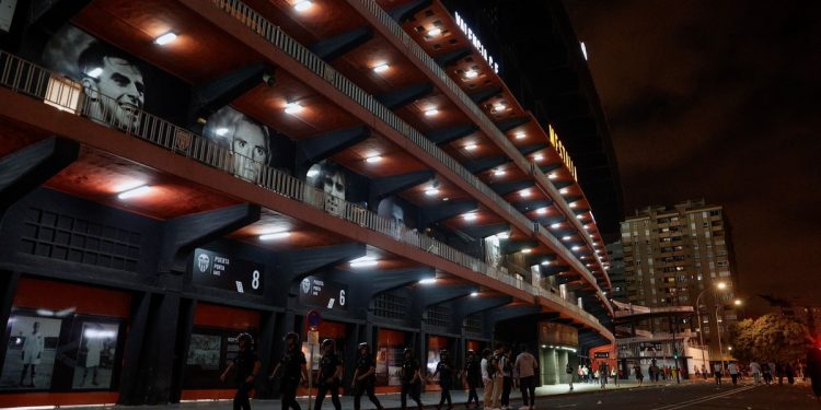 La tremenda crisis del Valencia: último en LaLiga y los hinchas estallaron contra los dueños