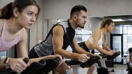 Las diferencias entre la bicicleta fija y la de spinning y los consejos para usarla correctamente