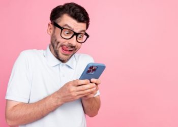 Lo explica la ciencia: por qué sacamos la lengua al escribir o hacer algo con las manos