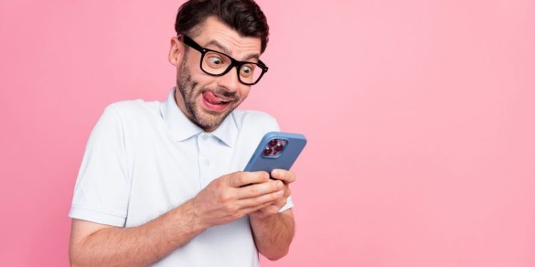 Lo explica la ciencia: por qué sacamos la lengua al escribir o hacer algo con las manos