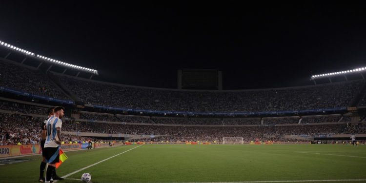 Los dos jugadores de River que le comentaron a Messi y se rindieron a sus pies
