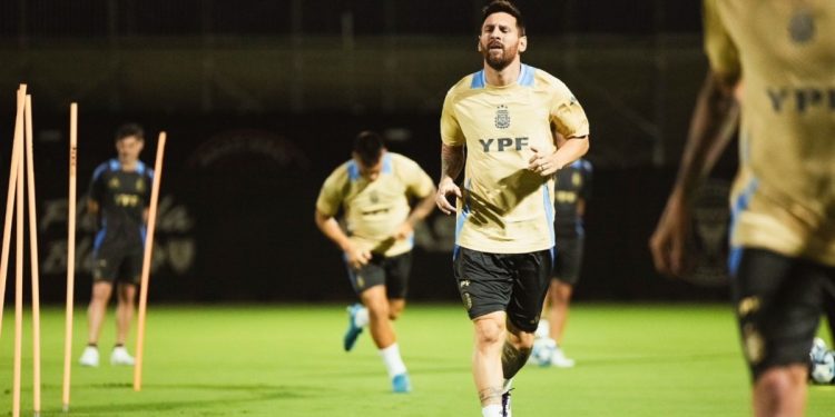 Magia: el saludo de Messi a Iniesta ante su inminente retiro