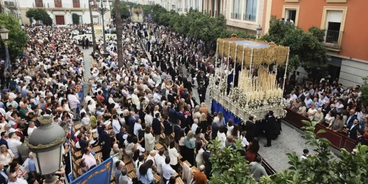 Jerez de la Frontera se entrega a la Virgen María con una Magna sin precedentes