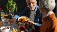 El hábito alimenticio que conviene dejar después de los 60 años para estar más saludable y aumentar la esperanza de vida