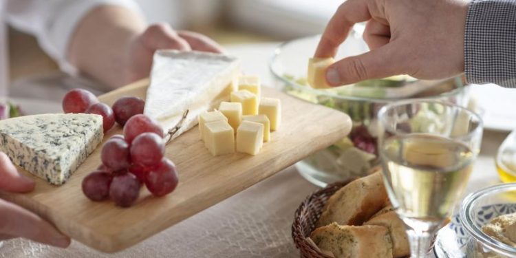 Ni la muzzarella ni el pategrás: los 3 quesos saludables bajos en grasa y sodio que conviene sumar a tu dieta