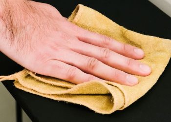 Ni lavandina ni vinagre: la mezcla casera que elimina la grasa y el mal olor de los repasadores