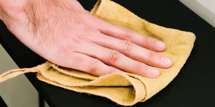 Ni lavandina ni vinagre: la mezcla casera que elimina la grasa y el mal olor de los repasadores