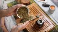 La hierba para el mate que alivia los dolores, reduce el cansancio y desinflama el abdomen