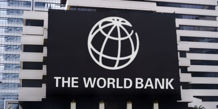 Para el Banco Mundial “el ajuste extremo era necesario”: alerta por pobreza y debate por nuevos impuestos