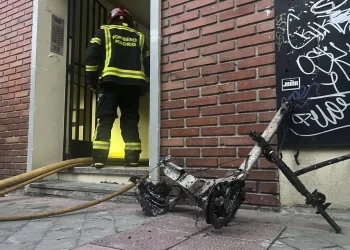 Un patinete origina un incendio en un piso de Carabanchel y deja 17 personas atendidas por inhalación de humo
