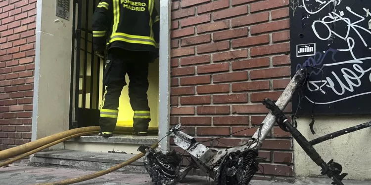 Un patinete origina un incendio en un piso de Carabanchel y deja 17 personas atendidas por inhalación de humo