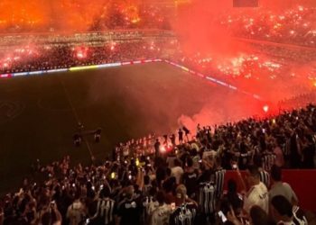 Pese a la advertencia: show de bengalas de Atlético Mineiro