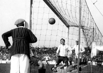 Por amor a la historia: se juntaron en una plaza para celebrar un córner bien tirado