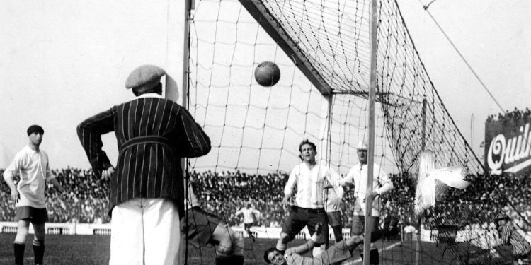 Por amor a la historia: se juntaron en una plaza para celebrar un córner bien tirado