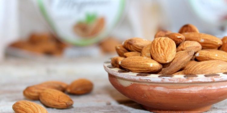 Por qué conviene poner en remojo las almendras antes de comerlas: esto dicen los expertos