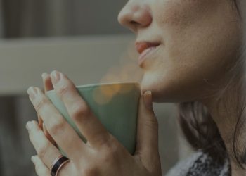 Por qué conviene tomar té de melisa todas las noches y cómo preparar la infusión de esta hierba medicinal para aprovechas sus beneficios