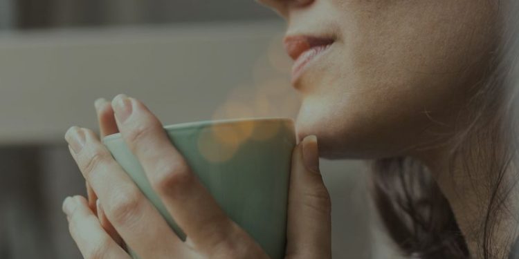 Por qué conviene tomar té de melisa todas las noches y cómo preparar la infusión de esta hierba medicinal para aprovechas sus beneficios