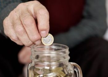 Qué es el método de ‘la caja mágica’: el sencillo truco para ahorrar 10.000 € en seis meses que arrasa en España