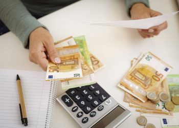 Qué es el ‘método del 1 al 100’: el sencillo truco para ahorrar 5.000 euros en poco tiempo que está de moda en España