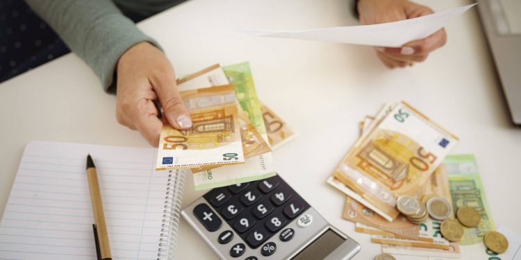 Qué es el ‘método del 1 al 100’: el sencillo truco para ahorrar 5.000 euros en poco tiempo que está de moda en España