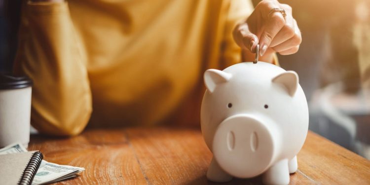 Qué es el ‘reto del euro’: el sencillo truco para ahorrar 6.000 euros al año que arrasa en España