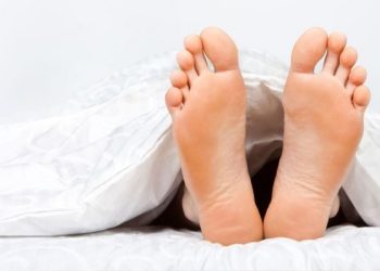 Qué significa dormir con los pies afuera de las sábanas, según especialistas del sueño