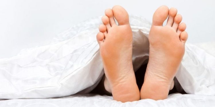Qué significa dormir con los pies afuera de las sábanas, según especialistas del sueño