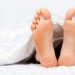 Qué significa dormir con los pies afuera de las sábanas, según especialistas del sueño