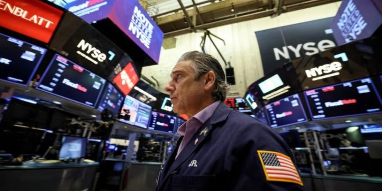 Riesgo país roza los 1100 puntos: cuáles son los bonos elegidos por el mercado