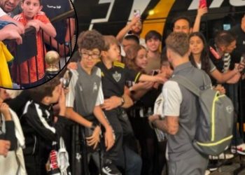 River: Atlético Mineiro, recibido por algunos hinchas de Boca en su llegada al país