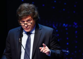 Milei duro contra Alfonsín: “Lo muestran como el padre de la democracia y fue partidario de un golpe”. El POC y La Tablada.