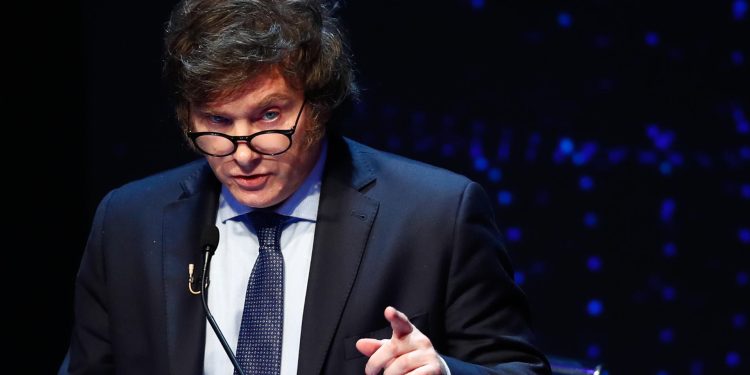 Milei duro contra Alfonsín: “Lo muestran como el padre de la democracia y fue partidario de un golpe”. El POC y La Tablada.