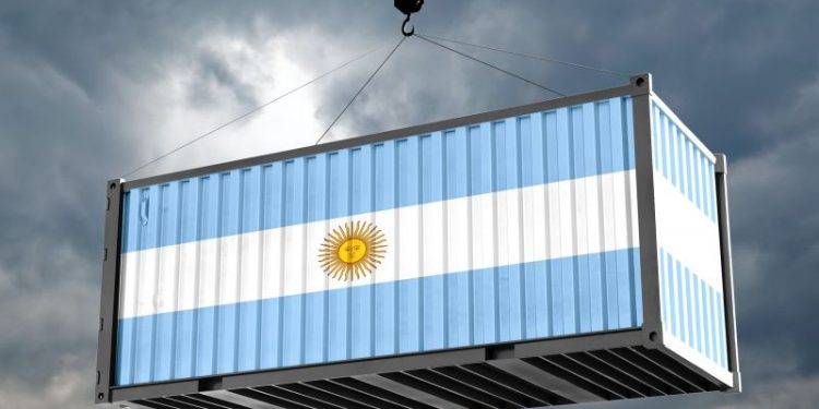 Positivo: Caputo anunció baja masiva de aranceles para bienes de consumo