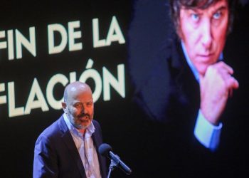 Sturzenegger va por más recortes en la plantilla del Estado: los 100 mil puestos en la mira