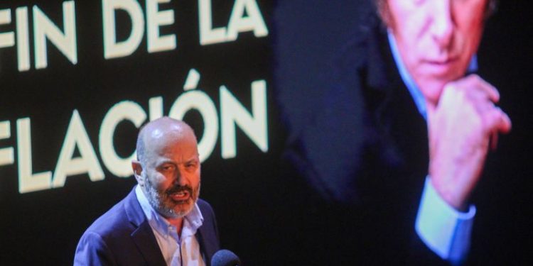 Sturzenegger va por más recortes en la plantilla del Estado: los 100 mil puestos en la mira