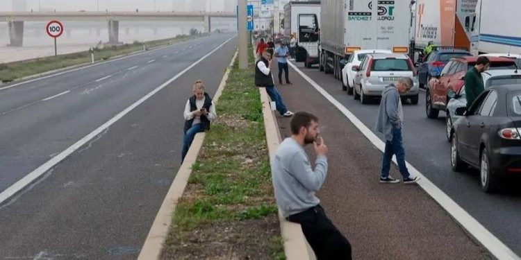 ¿Te pueden obligar a ir al trabajo o despedirte por no ir ante un temporal como la DANA? Esto es lo que dice la ley