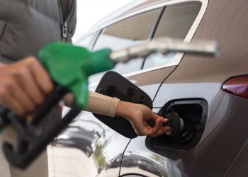 Todas las petroleras bajaron la nafta: cuánto se ahorra en un tanque promedio