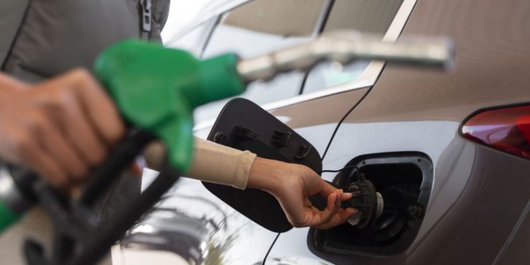 Todas las petroleras bajaron la nafta: cuánto se ahorra en un tanque promedio